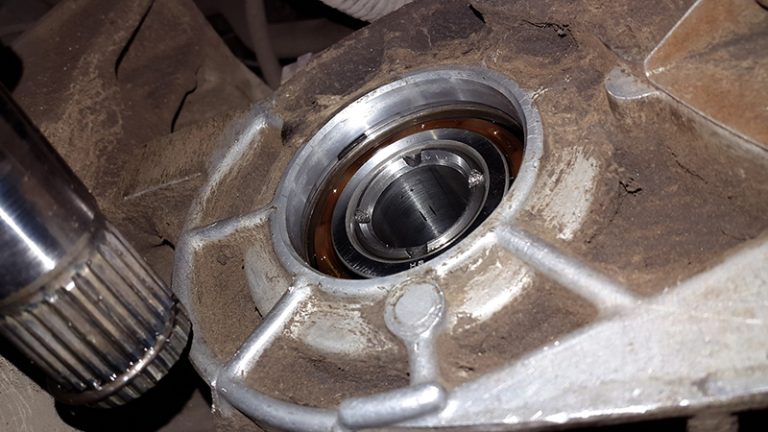 Как поменять на коробке привода сальник